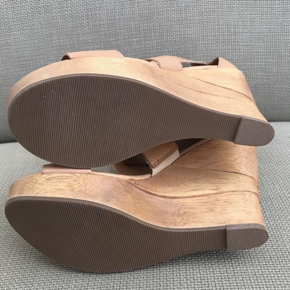 DVF Tan Platform Wedge - Picture 6 of 6